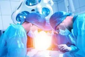 Médicos realizando cirurgia