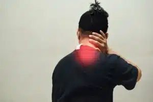Homem sofrendo de dor na coluna cervical,