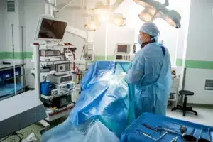 Cirurgião realizando uma cirurgia minimamente invasiva de hérnia de disco por meio da técnica de discectomia endoscópica.
